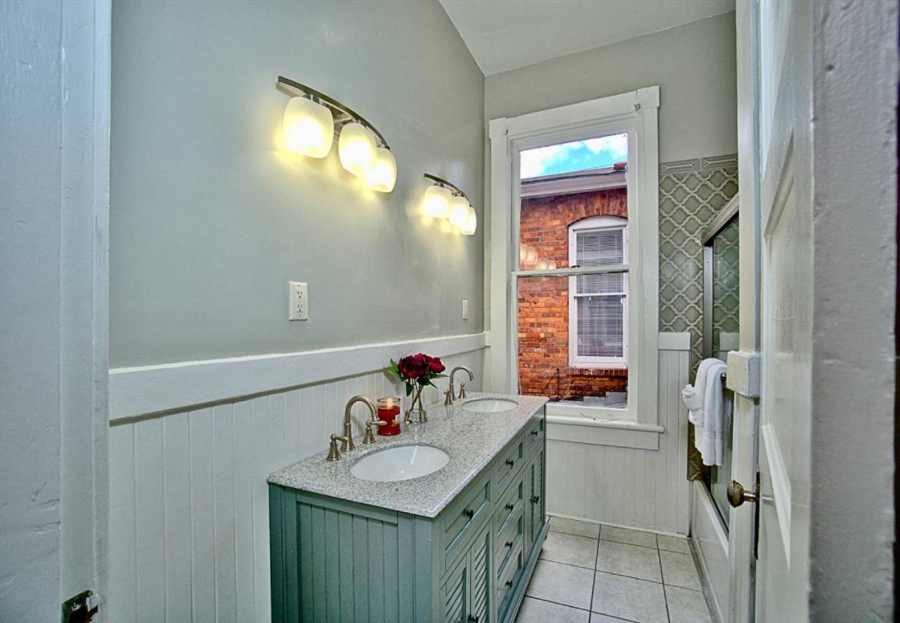 2 Bedroom Renovated Townhouse In Downtown Savannah Bagian luar foto