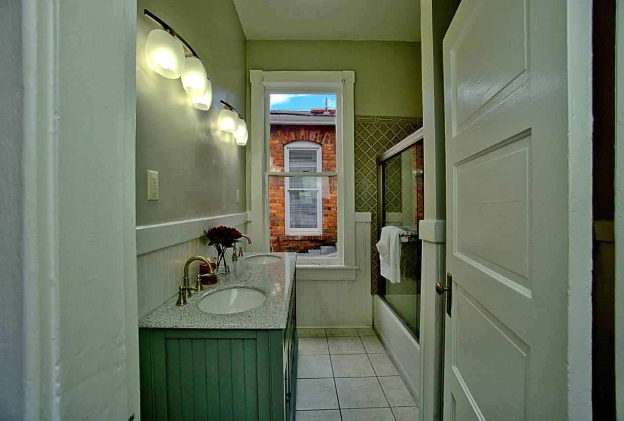 2 Bedroom Renovated Townhouse In Downtown Savannah Bagian luar foto